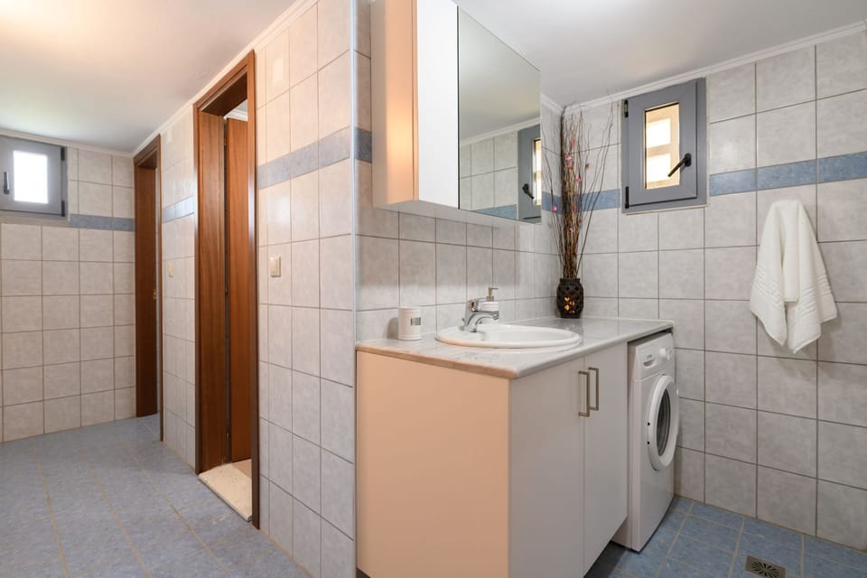 bathroom - washing machine