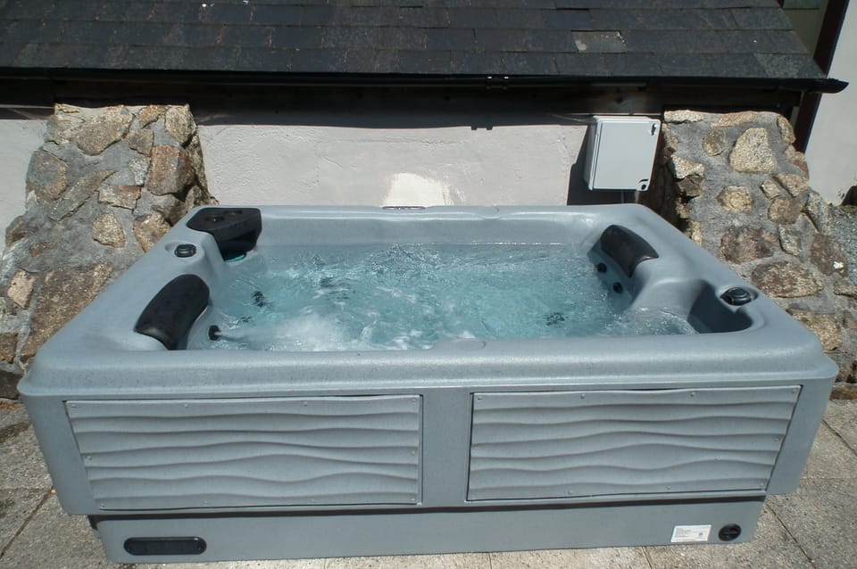 Sunny hot tub (extra charge of £35/wk)