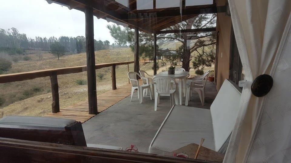 Galeria con living exterior y mesa con sillas