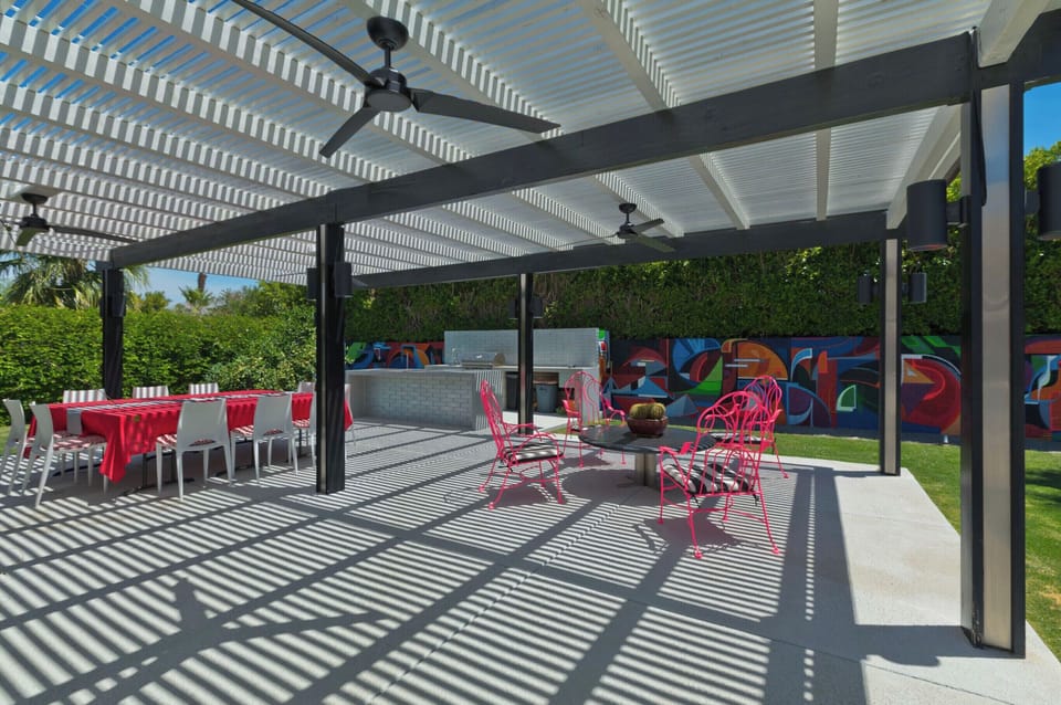 Outdoor lounge, kitchen and dining space 