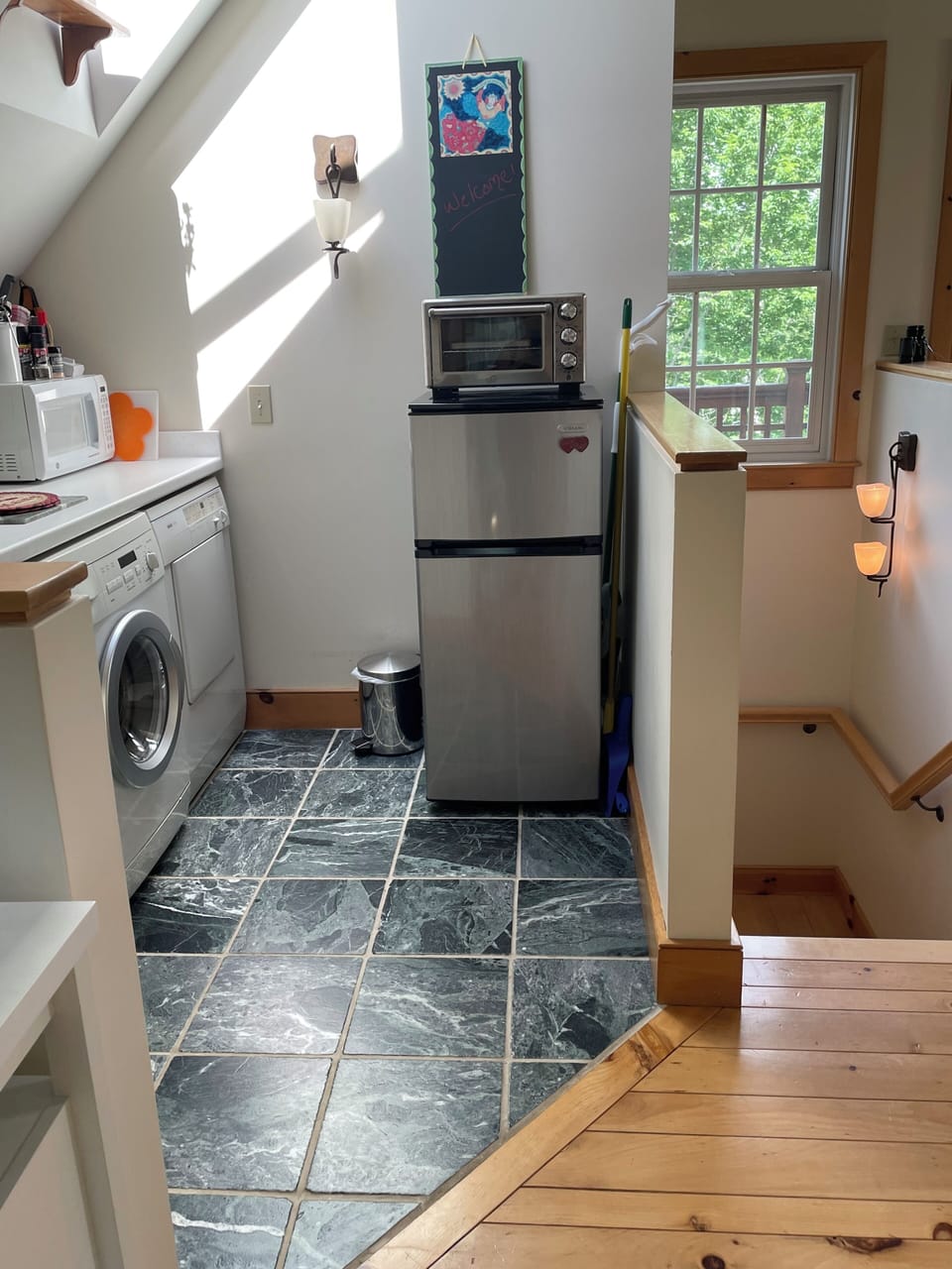 Kitchenette/Toaster Oven/Microwave