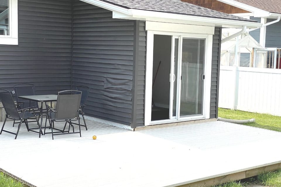 Vinyl plank back deck that stays cool for feet in summer