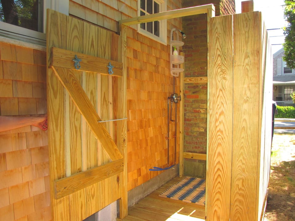 NEW HOT WATER PRIVATE OUTDOOR SHOWER!