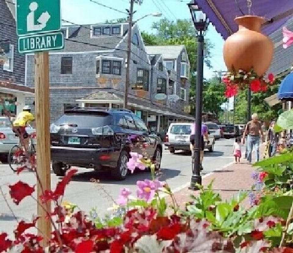 WALK HERE! Quaint Main Street with shops,restaurants,galleries,ferry, harbor