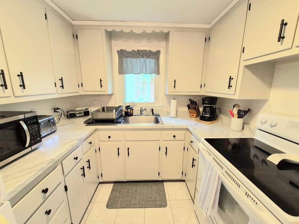 Eat-in, fully equipped kitchen