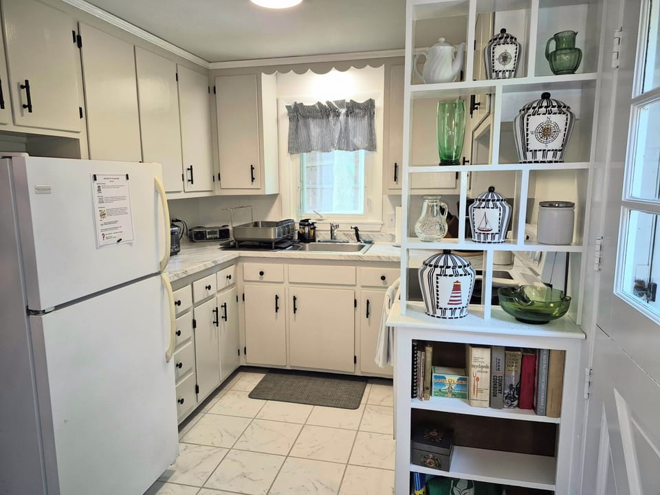 Eat-in, fully equipped kitchen