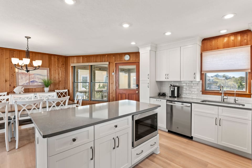 DU802: Pelican Post l Mid Level Kitchen
