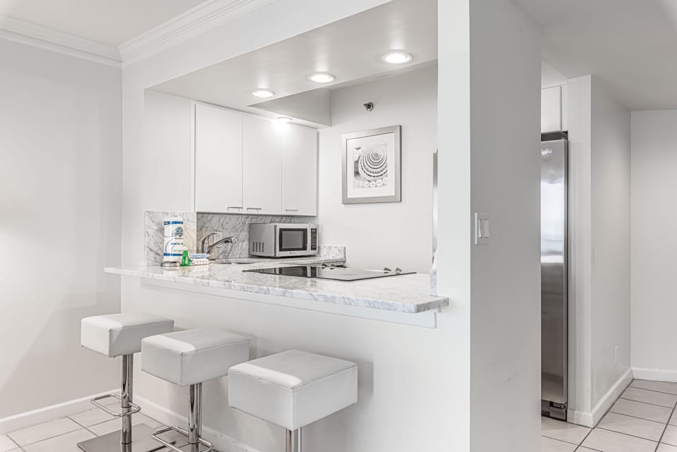 Breakfast Bar and Kitchen