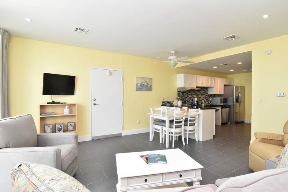 Living Room/Dining Area