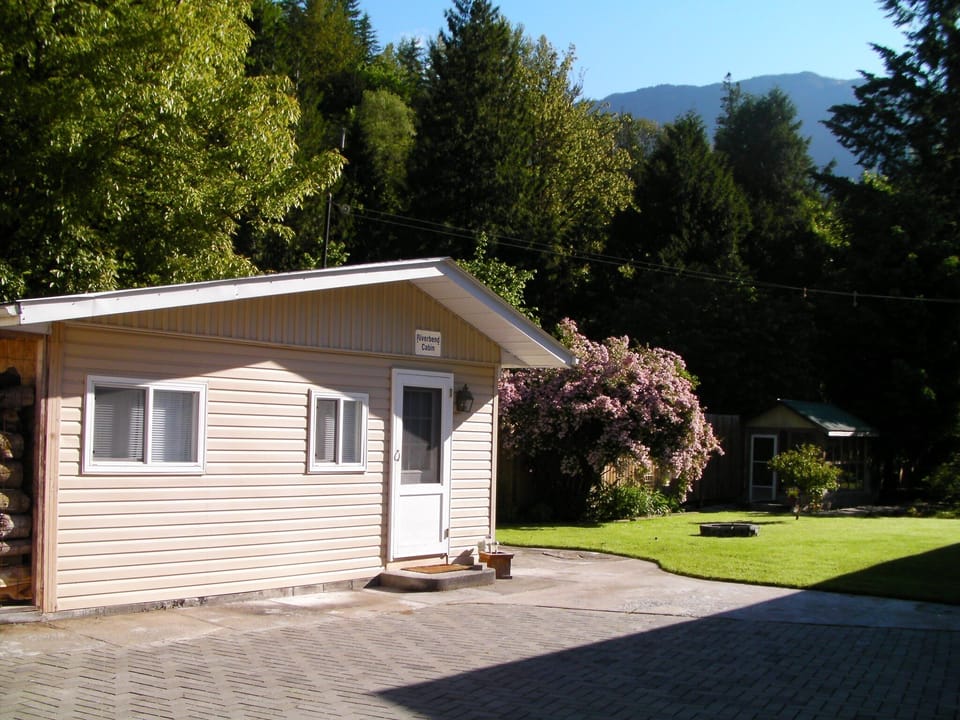 Chilliwack River Valley studio cabin only a 3 minute walk to the River!