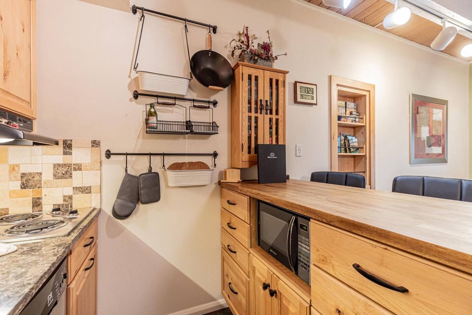 Cozy kitchen with a bar top—ideal for casual dining and meal prep.
