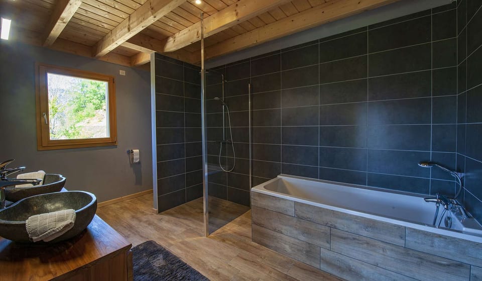 Inuï : bathroom