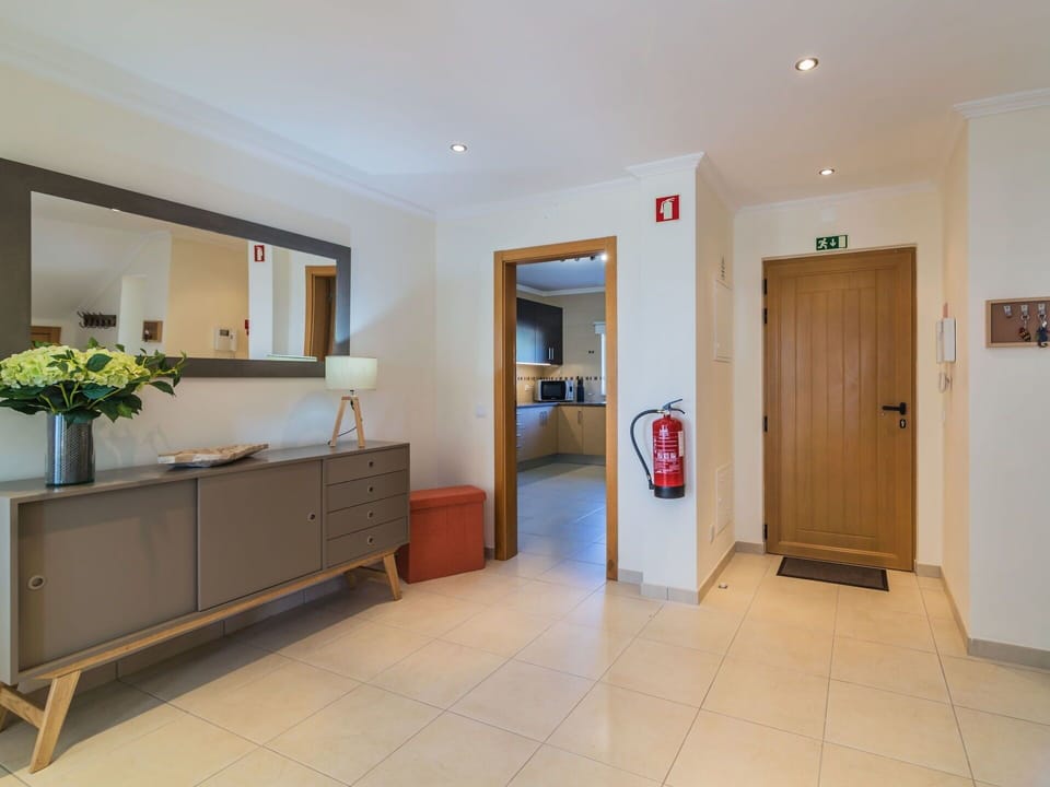 Property, Room, Building, Floor, Interior Design, Furniture, Real Estate, House, Ceiling, Flooring