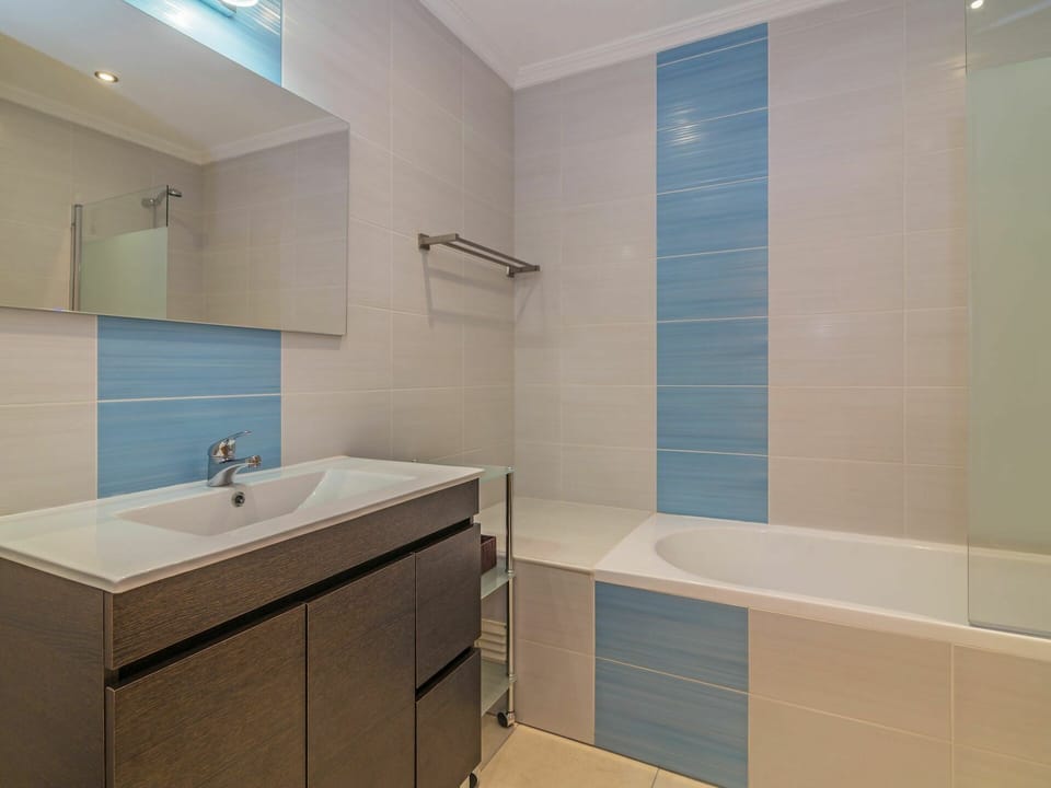 Plumbing Fixture, Tap, Building, Property, Sink, Cabinetry, Bathroom Cabinet, Bathtub, Bathroom, Wood