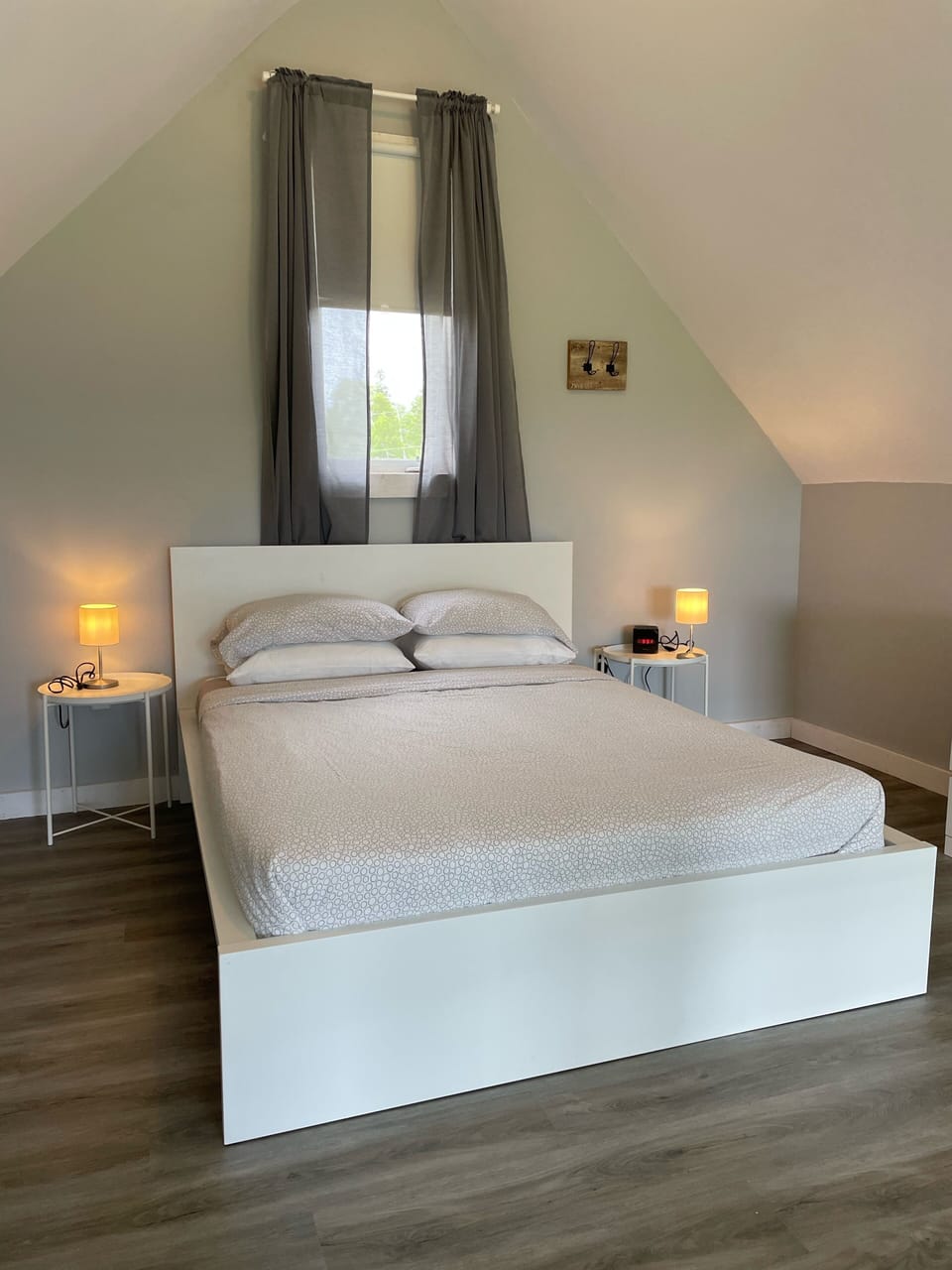 Upstairs bedroom, 1 queen bed