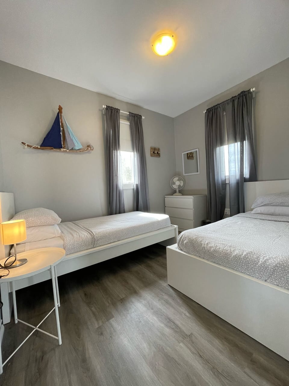 Mainfloor bedroom, 2 twin-sized beds