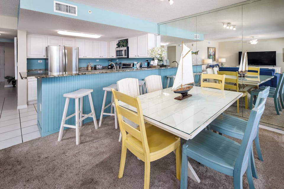 Dining Area - Additional seating at the breakfast bar