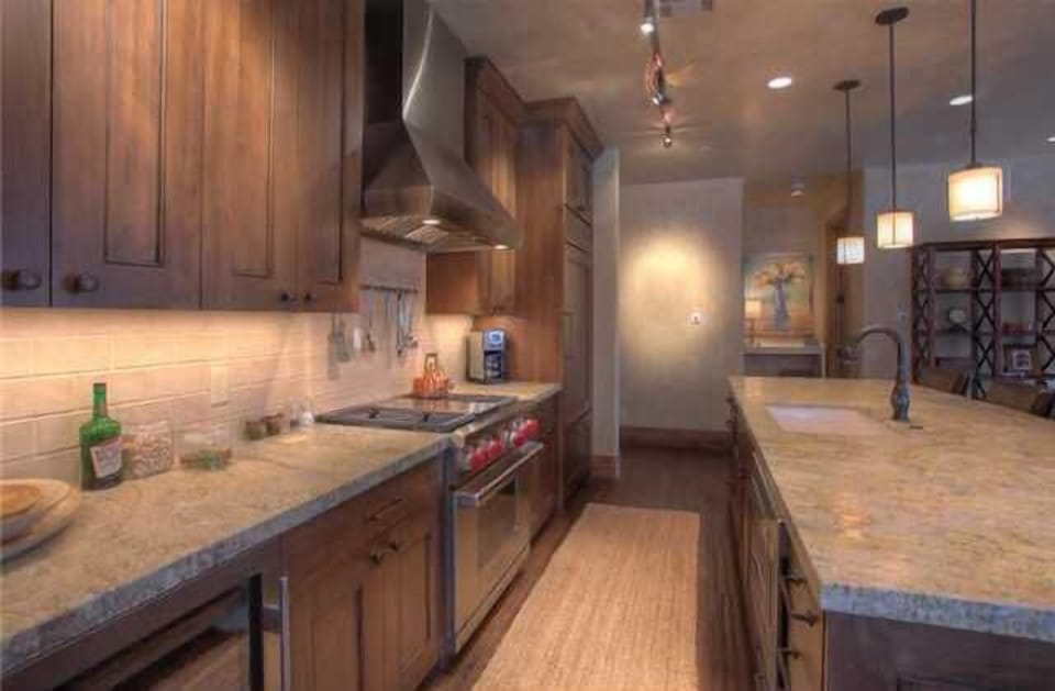 Fully furnished gourmet kitchen
