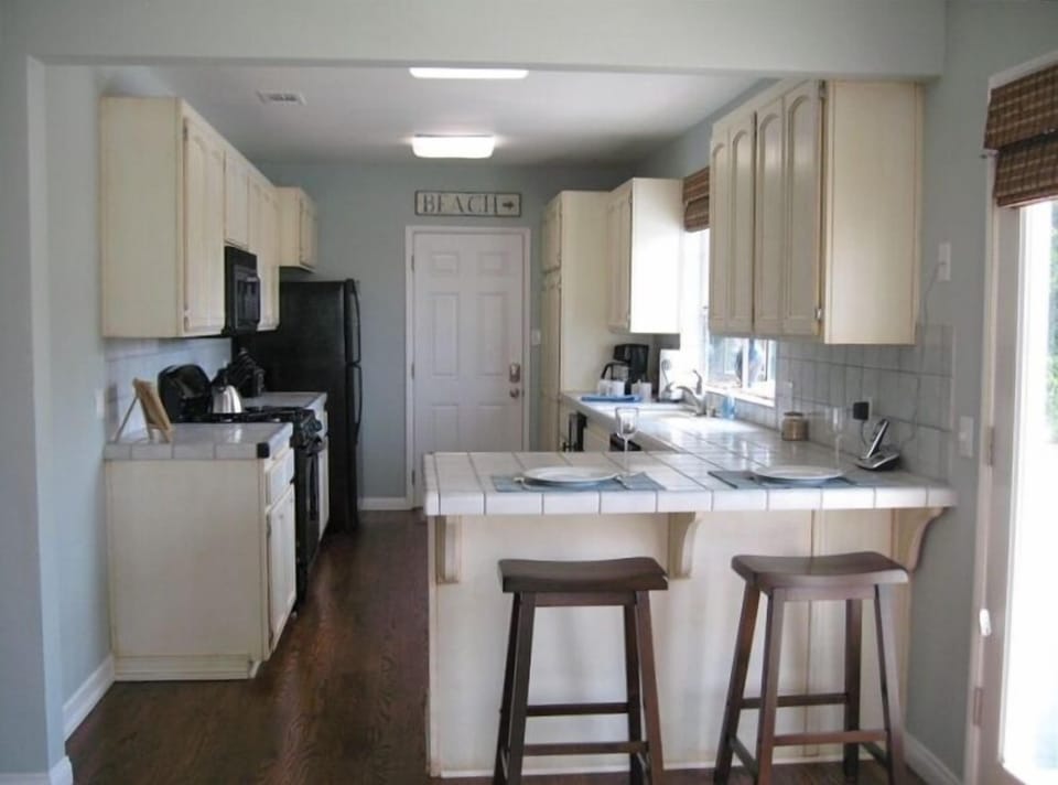 Full Kitchen with New Appliances and wine cooler