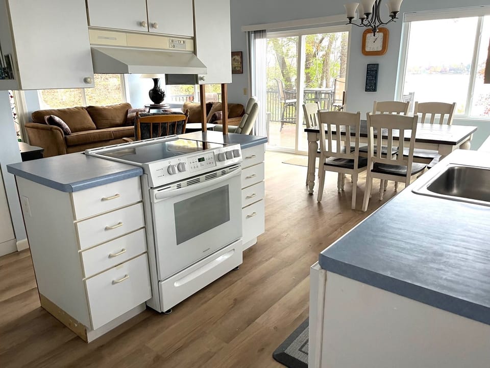 kitchen/dining area