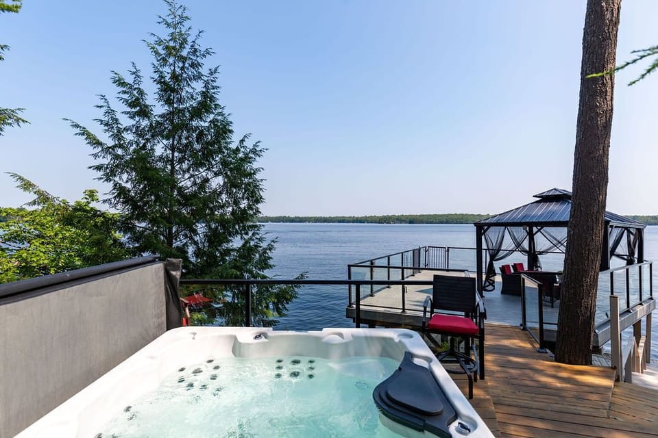 Hot Tub (new 2021) with a view!
