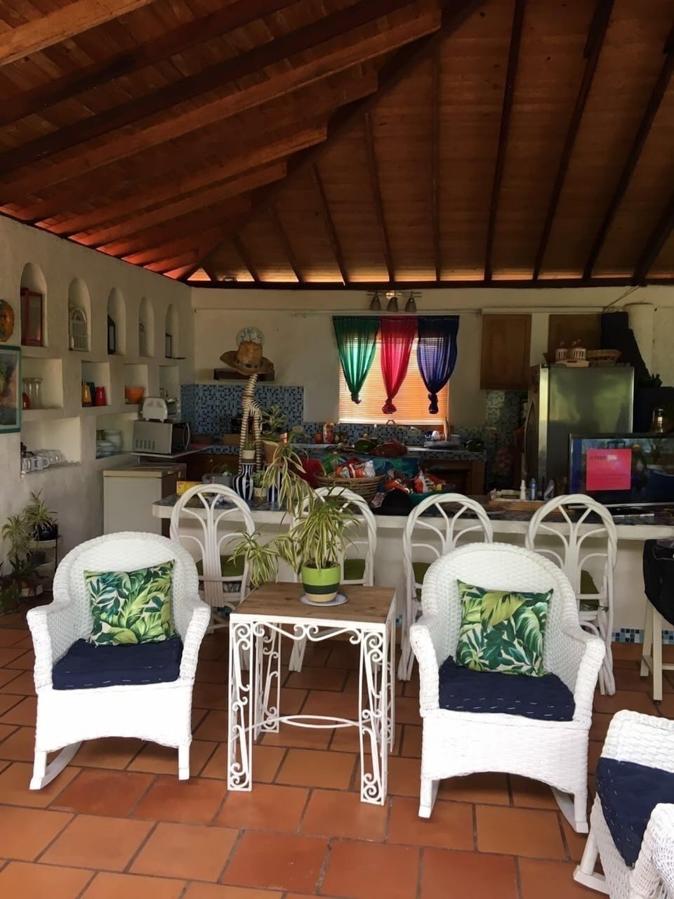 ENCANTADORA CASA CON LINDAS ZONAS VERDES