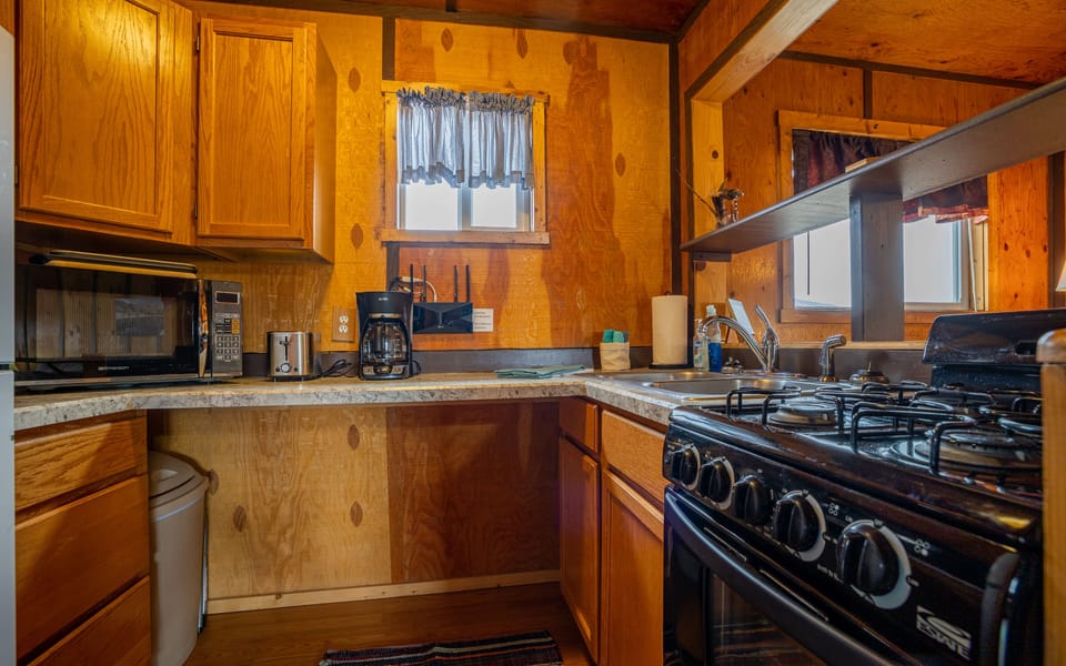 The kitchen has everything you need to easily prepare meals