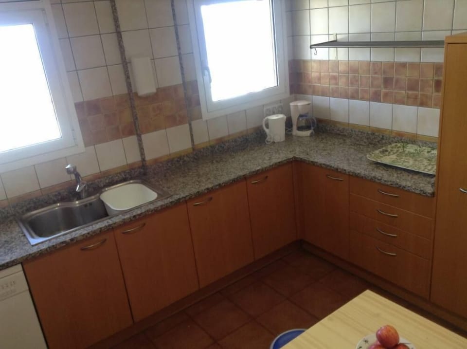 Kitchen with large worktop and ample storage space