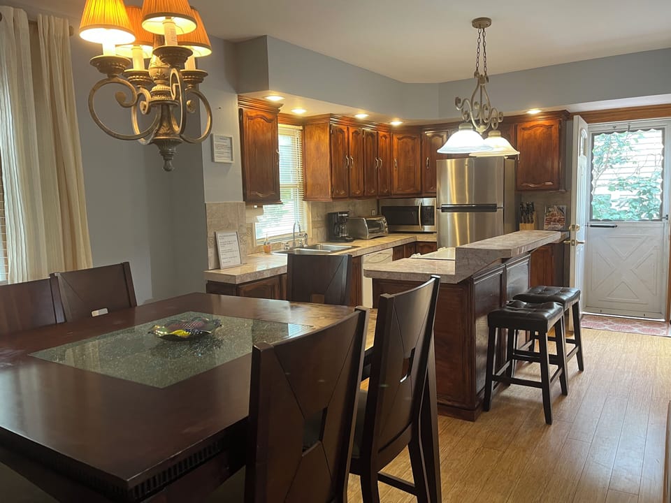 Dinning room /gourmet kitchen
