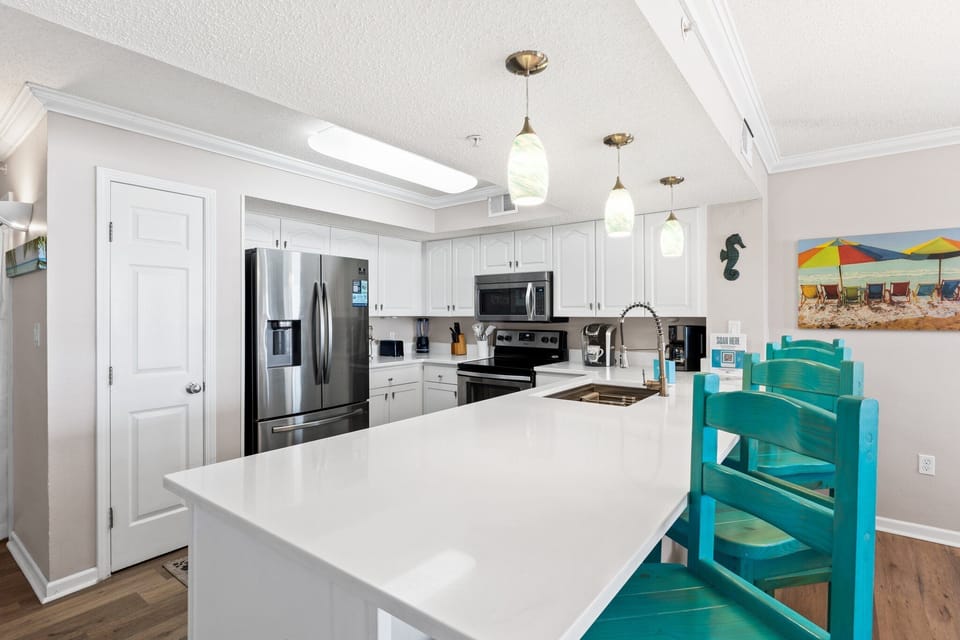 Kitchen Island - Additional seating at the kitchen island.