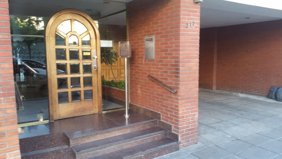 Depto luminoso en Almagro, buen estado.