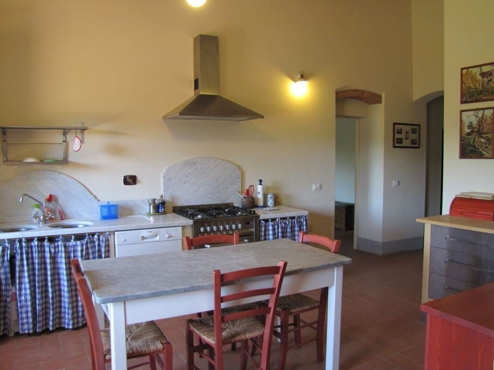 The fully equipped kitchen