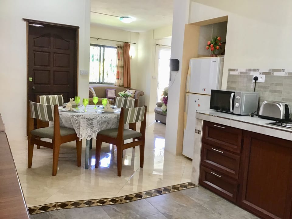Open plan kitchen/dining/living