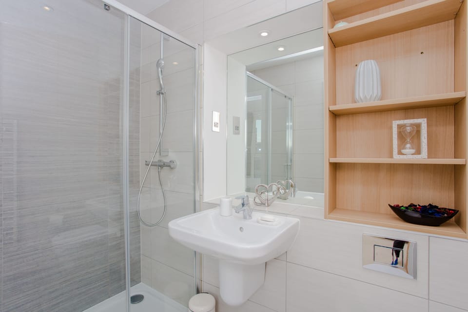 The en-suite bathroom with shower
