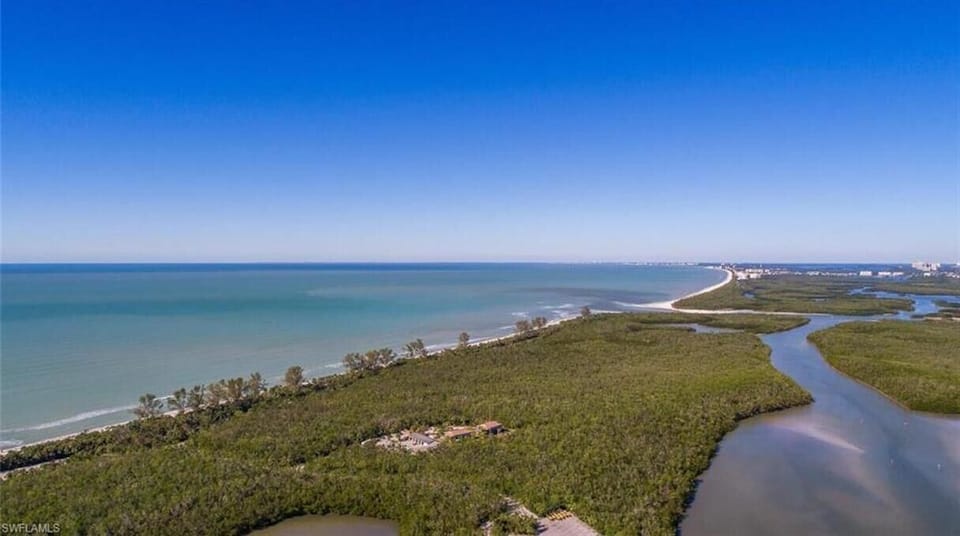 Short walk (1/2 mile) to Delnor-Wiggins Park