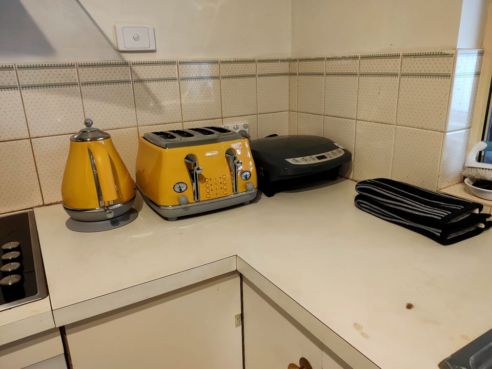Fully equipped kitchen with Induction Cooktop, and a full-size Fridge & Freezer.
