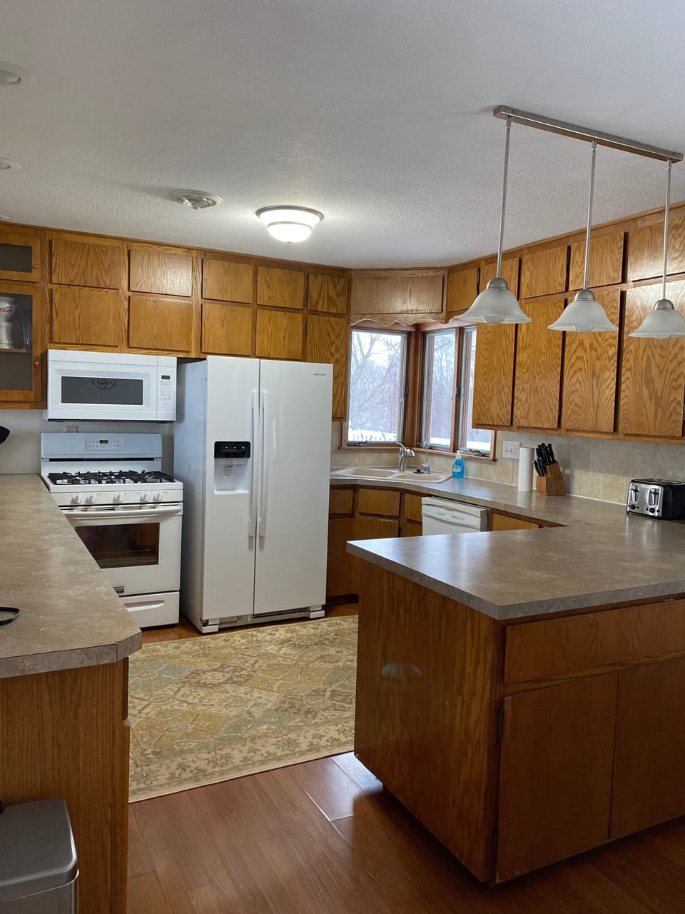Large kitchen with Convection Oven and Ice Maker