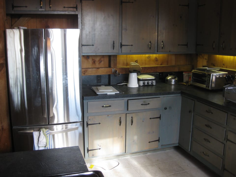 Fully equipped kitchen. New stainless steel look appliances