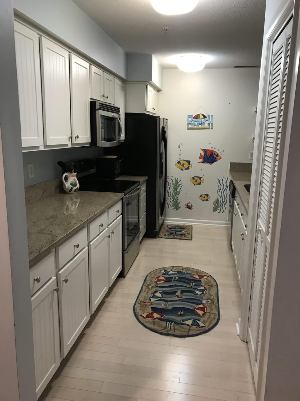 Kitchen with granite. Dishes for cooking available. 