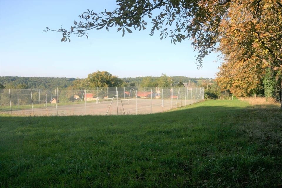 Le terrain de tennis partagé avec les autres gîtes et le château