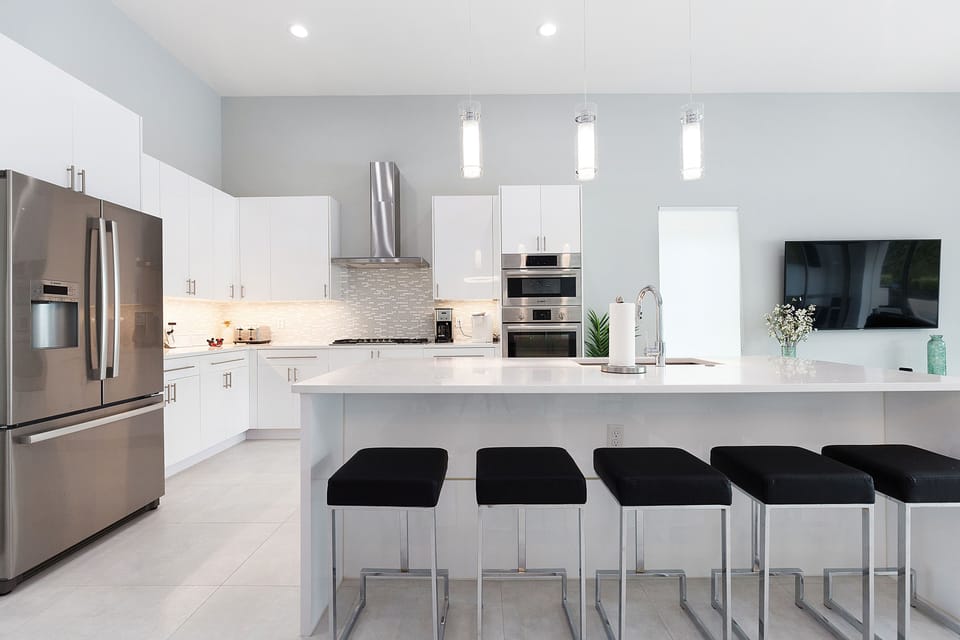 Seating for 5 at the breakfast bar