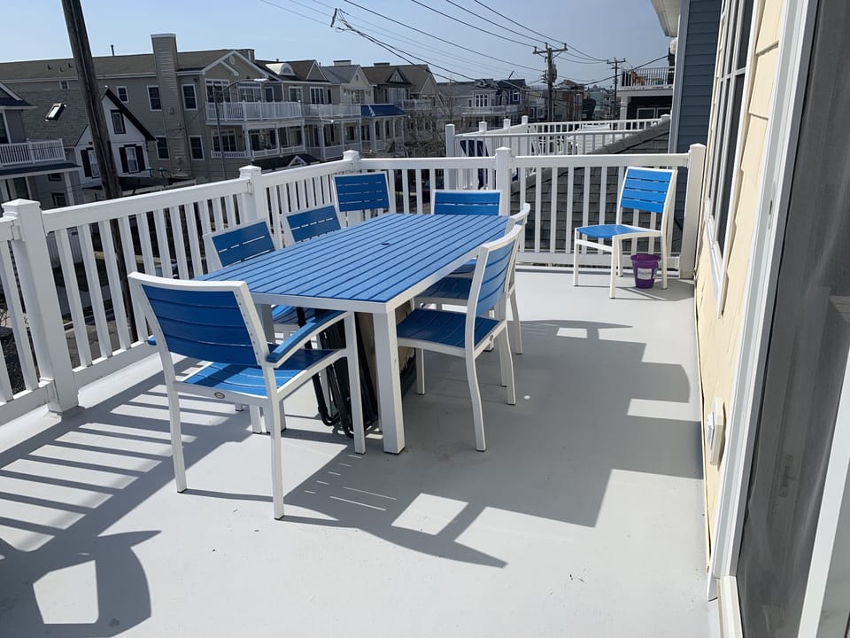 Sunny expansive deck to enjoy your morning coffee!