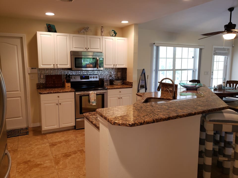 Full kitchen