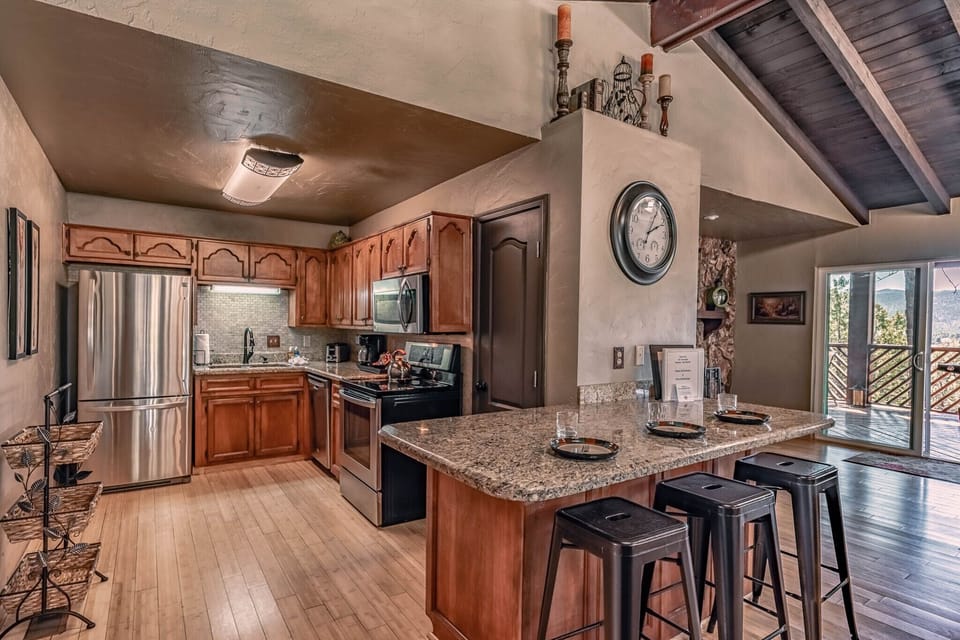 Kitchen - Countertop Seating for 3 - Second Floor