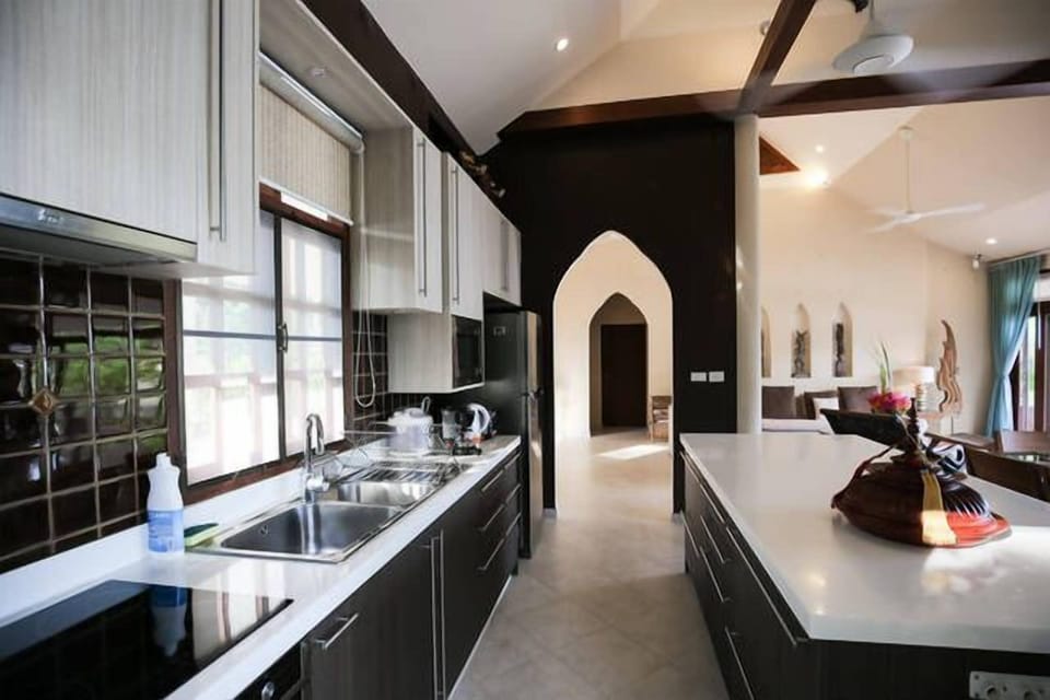 Pretty Beachfront 3BRM Villa with pool 