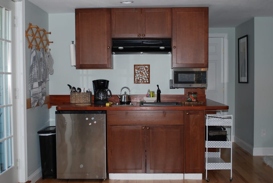 Kitchenette w/ Mini Fridge, 2burner Cooktop, Coffee Maker, Dishes, Glasses, etc.