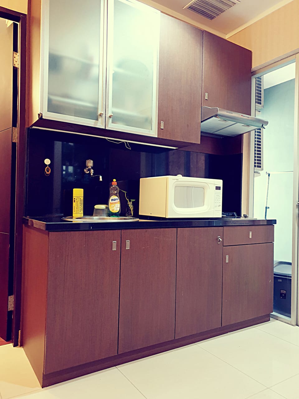 Kitchen equipped with utensils, stove, microwave, etc