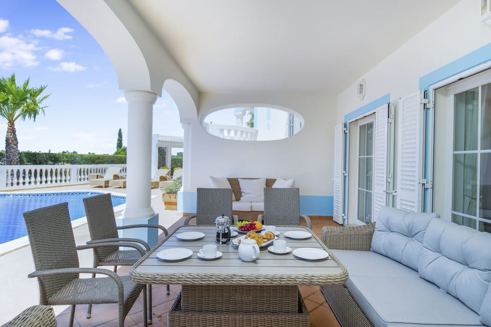 Great external dining facilities at Casa Golfinho