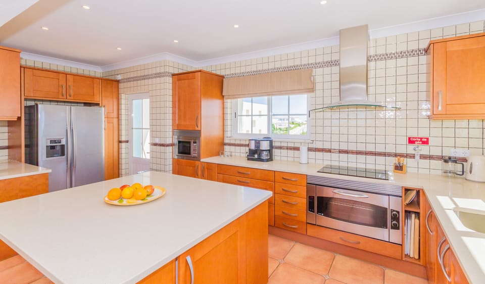 Well equipped kitchen Casa Golfinho