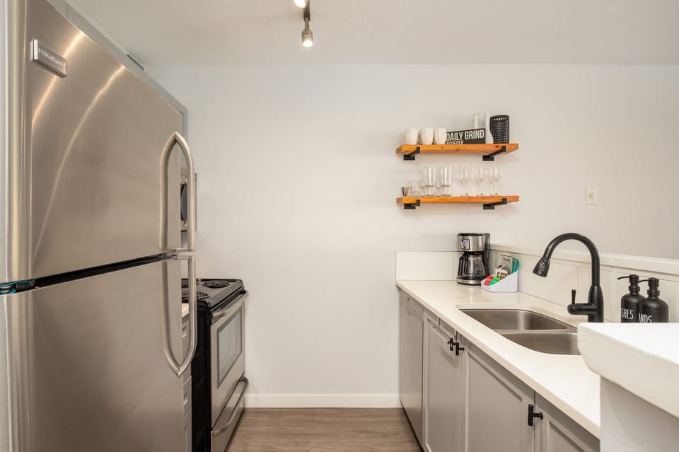Kitchen - Fully set up with a stovetop/oven, microwave, and full size fridge. Complimentary coffee, tea and hot chocolate.